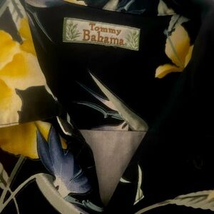 Men’s Tommy Bahama 100% Silk Floral / Tropical  Hawaiian‎ Shirt  Large Bold
